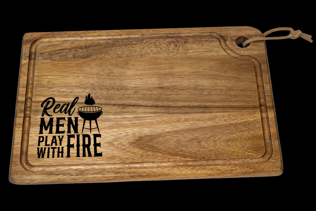 De Meesterbrander – Houten Snijplank “Real Men Play with Fire” – 33x23 cm houten snijplank met gravure real men play with fire, BBQ serveerplank hout 33x23 cm, cadeau voor grillmaster of barbecue liefhebber