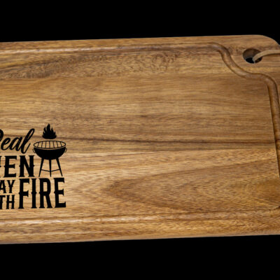 De Meesterbrander – Houten Snijplank “Real Men Play with Fire” – 33x23 cm houten snijplank met gravure real men play with fire, BBQ serveerplank hout 33x23 cm, cadeau voor grillmaster of barbecue liefhebber