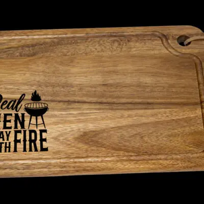 houten snijplank met gravure real men play with fire, BBQ serveerplank hout 33x23 cm, cadeau voor grillmaster of barbecue liefhebber