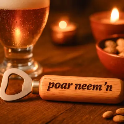 De Meesterbrander houten flesopener met gravure “Poar neem’n”, Twentse bieropener, cadeau voor borrel en feest.