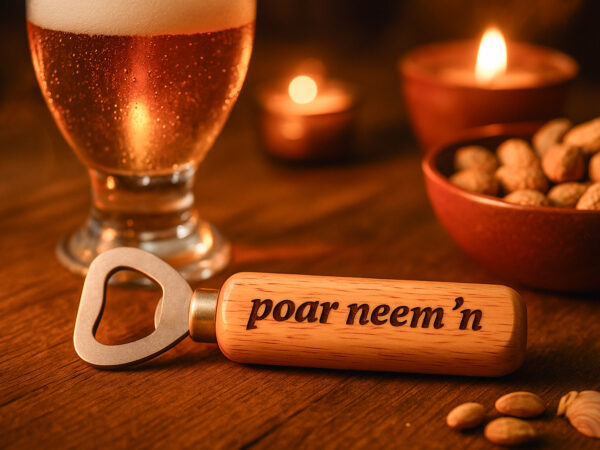 De Meesterbrander houten flesopeners met gravure De Meesterbrander houten flesopener met gravure “Poar neem’n”, Twentse bieropener, cadeau voor borrel en feest.