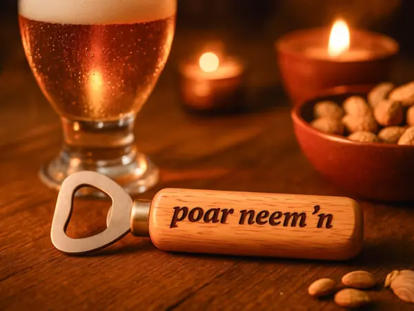 De Meesterbrander houten flesopeners met gravure De Meesterbrander houten flesopener met gravure “Poar neem’n”, Twentse bieropener, cadeau voor borrel en feest.