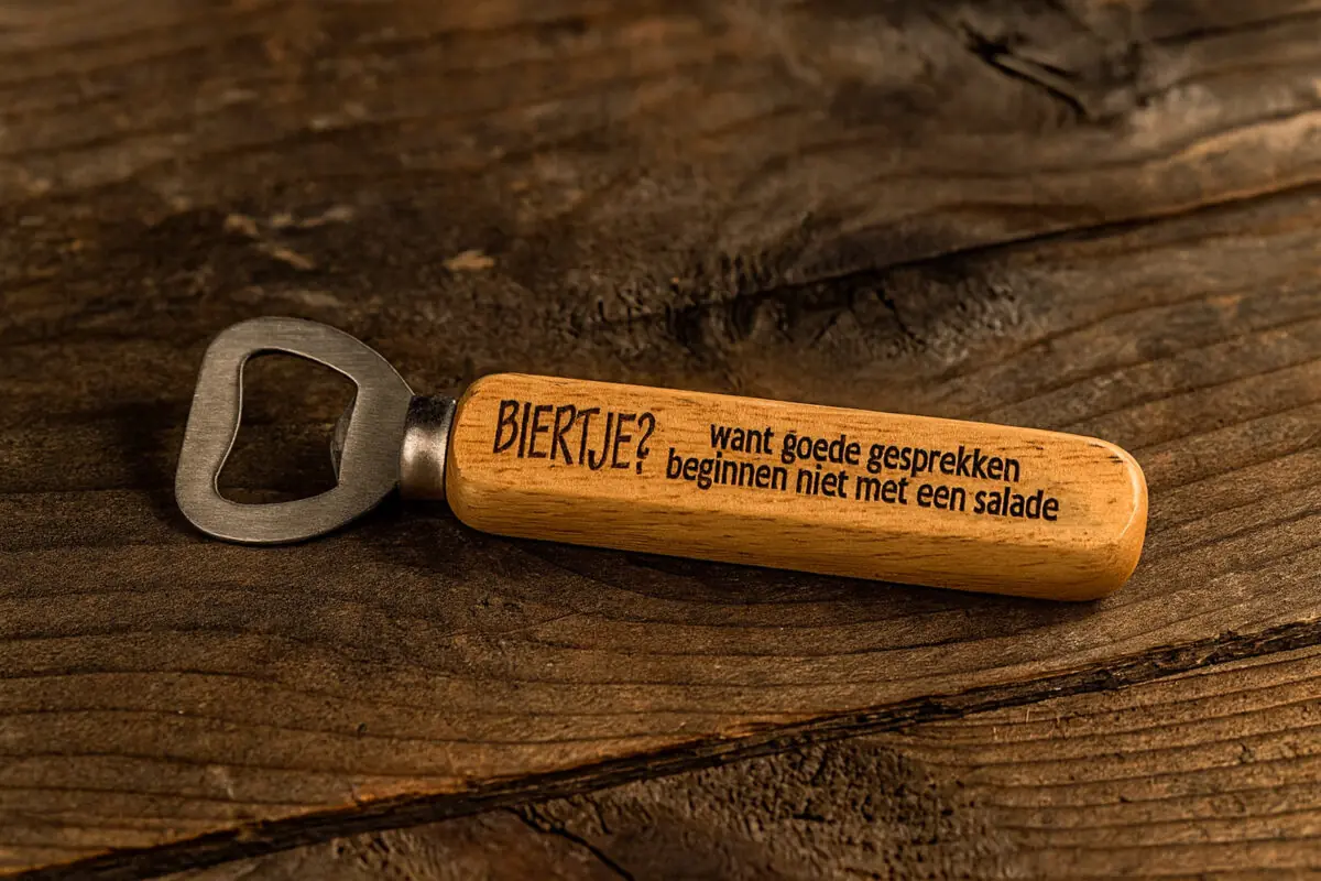 Officieel Houten flessenopener met gravure “Officieel biercommissaris”