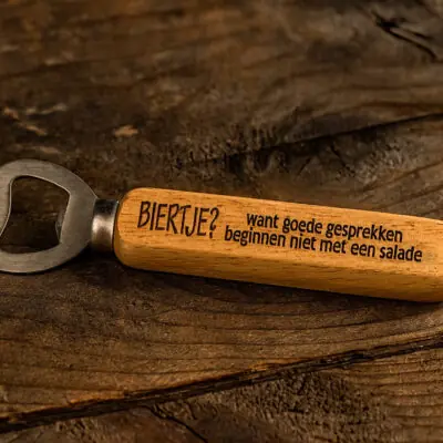 Officieel Houten flessenopener met gravure “Officieel biercommissaris”