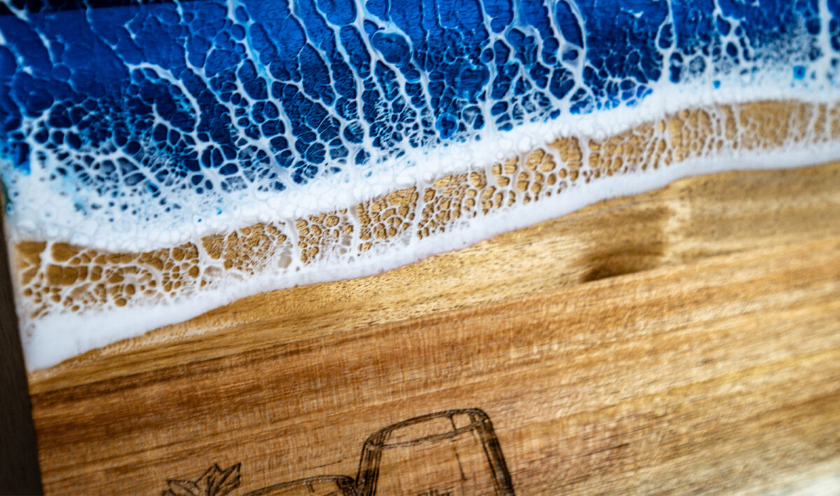 101 Snijplak Zee detail Houten serveerplank met epoxy oceaangolf design en gravure