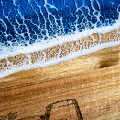 101 Snijplak Zee detail Houten serveerplank met epoxy oceaangolf design en gravure