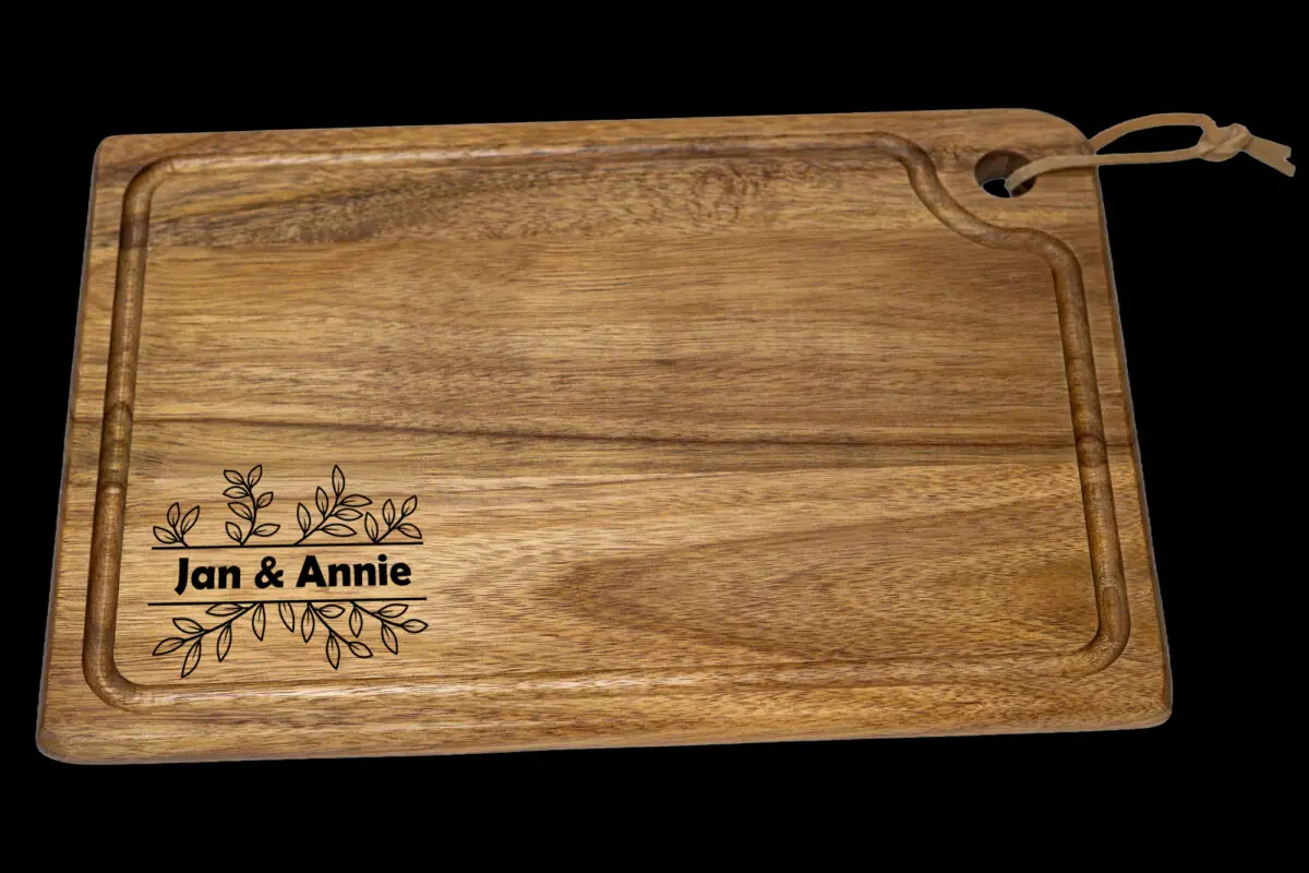 houten snijplank met gravure real men play with fire, BBQ serveerplank hout 33x23 cm, cadeau voor grillmaster of barbecue liefhebber