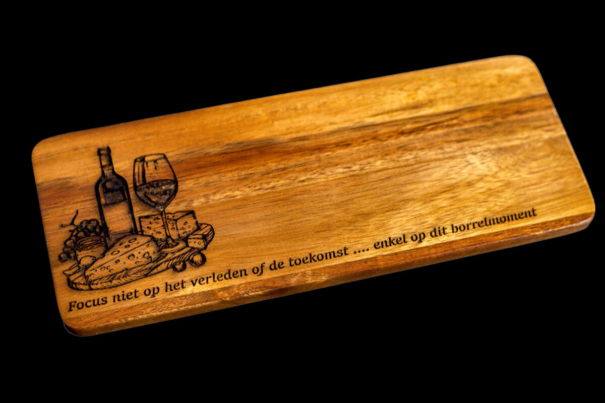 Geniet van dit borrelmoment sfeer De Meesterbrander houten borrelplank met gravure “Focus niet op het verleden of de toekomst … enkel op dit borrelmoment”, serveerplank hout cadeau.