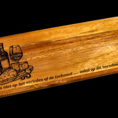 Geniet van dit borrelmoment sfeer De Meesterbrander houten borrelplank met gravure “Focus niet op het verleden of de toekomst … enkel op dit borrelmoment”, serveerplank hout cadeau.