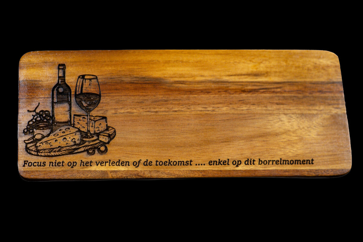 Geniet van dit borrelmoment sfeer De Meesterbrander houten borrelplank met gravure “Focus niet op het verleden of de toekomst … enkel op dit borrelmoment”, serveerplank hout cadeau.