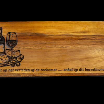 Geniet van dit borrelmoment sfeer De Meesterbrander houten borrelplank met gravure “Focus niet op het verleden of de toekomst … enkel op dit borrelmoment”, serveerplank hout cadeau.