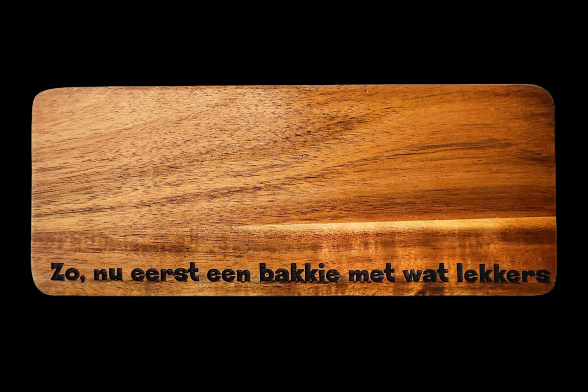 Koffieplank Nu eerst een bakkie product De Meesterbrander houten koffieplank met gravure “Zo, nu eerst een bakkie met wat lekkers”, serveerplank hout cadeau.