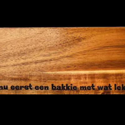 De Meesterbrander houten koffieplank met gravure “Zo, nu eerst een bakkie met wat lekkers”, serveerplank hout cadeau.