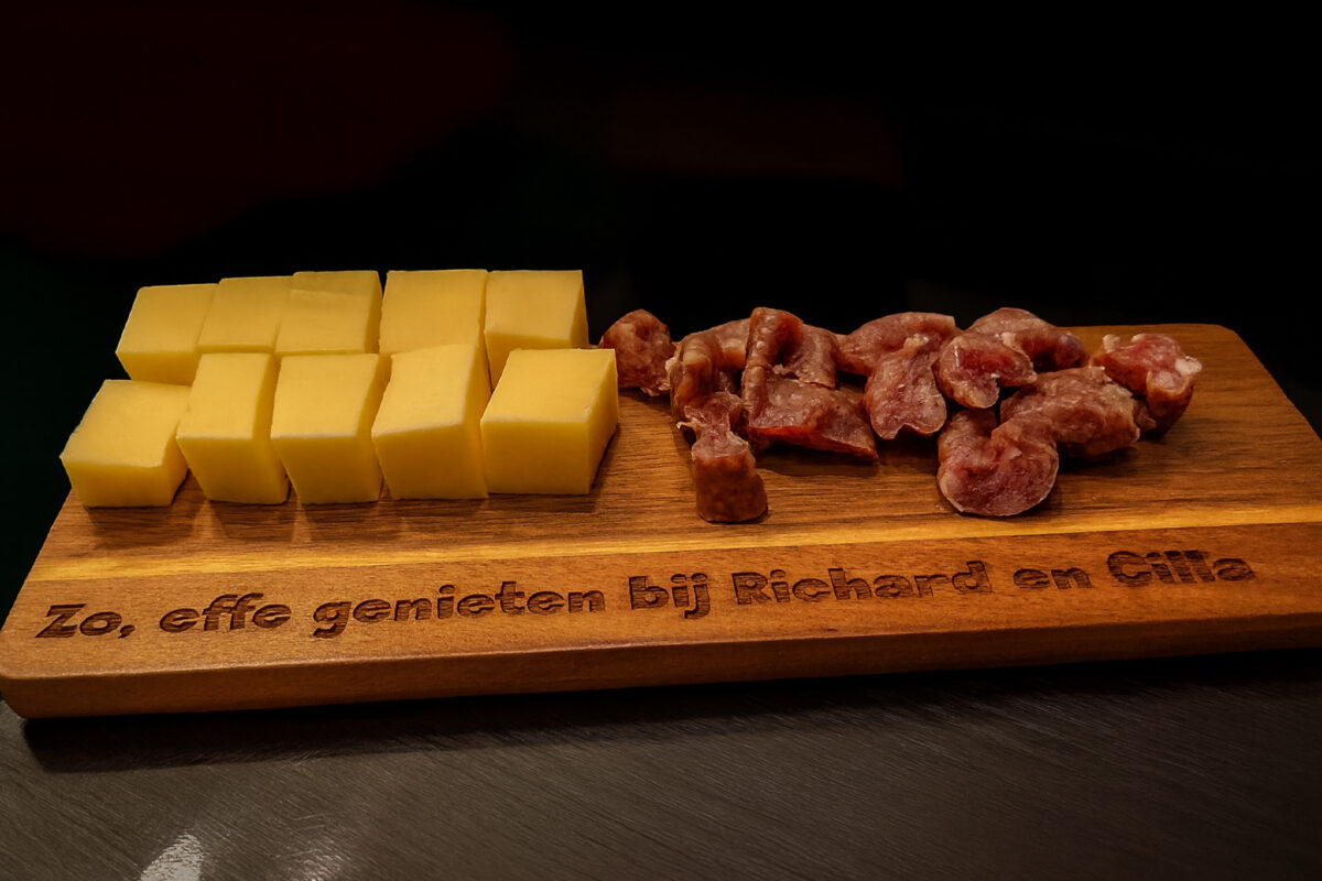 Geniet van dit borrelmoment sfeer De Meesterbrander houten koffieplank met gravure “Zo, nu eerst een bakkie met wat lekkers”, serveerplank hout cadeau.