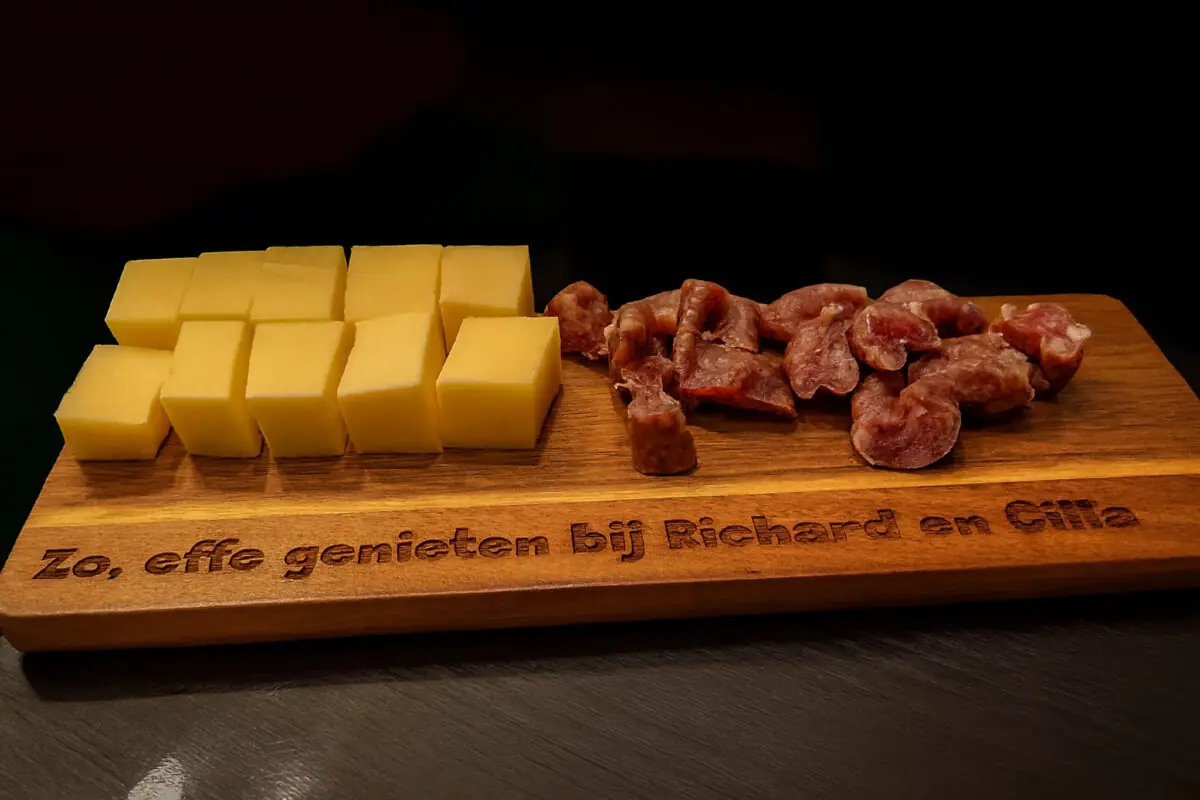 De Meesterbrander houten koffieplank met gravure “Zo, nu eerst een bakkie met wat lekkers”, serveerplank hout cadeau.