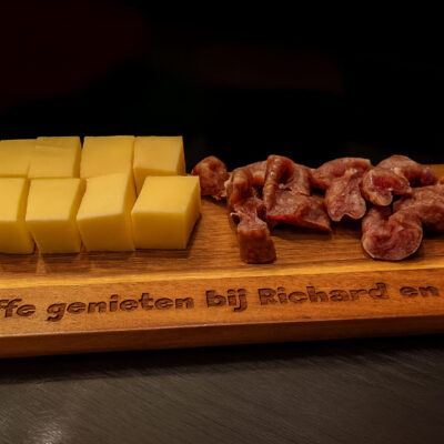 Geniet van dit borrelmoment sfeer De Meesterbrander houten koffieplank met gravure “Zo, nu eerst een bakkie met wat lekkers”, serveerplank hout cadeau.