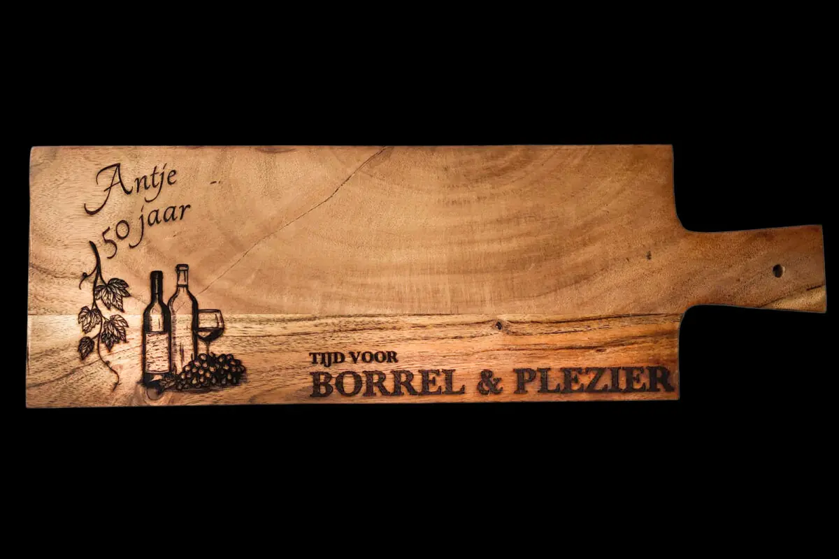 Snijplank hout, Borrelplank gepersonaliseerd, Cadeau 50 jaar, Houten serveerplank, Tapasplank graveren, Borrelplank met tekst, Luxe borrelplank cadeau, Kaasplank hout, Gepersonaliseerde snijplank, Laser gegraveerd cadeau, Ambachtelijk Veluws laserwerk, Cadeau vriendinnenavond, Cadeau borrel liefhebber, Origineel jubileum cadeau, Tijd voor borrel en plezier