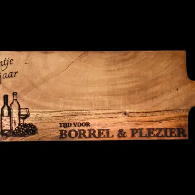 Snijplank hout, Borrelplank gepersonaliseerd, Cadeau 50 jaar, Houten serveerplank, Tapasplank graveren, Borrelplank met tekst, Luxe borrelplank cadeau, Kaasplank hout, Gepersonaliseerde snijplank, Laser gegraveerd cadeau, Ambachtelijk Veluws laserwerk, Cadeau vriendinnenavond, Cadeau borrel liefhebber, Origineel jubileum cadeau, Tijd voor borrel en plezier