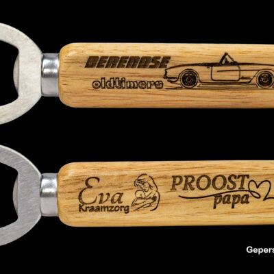 De Meesterbrander – Houten Flesopener met Gravure De Meesterbrander – Houten Flesopener met Gravure