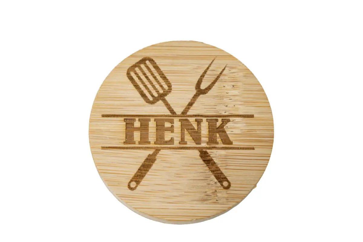 Ronde houten bieropener met gegraveerde tekst, voor bij de BBQ gemaakt van bamboe met metalen onderzijde. Ambachtelijk gegraveerd door De Meesterbrander.