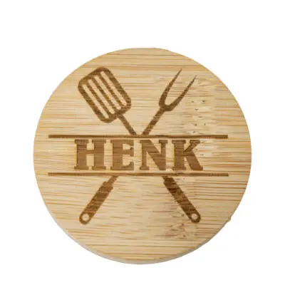 Ronde houten bieropener met gegraveerde tekst, voor bij de BBQ gemaakt van bamboe met metalen onderzijde. Ambachtelijk gegraveerd door De Meesterbrander.