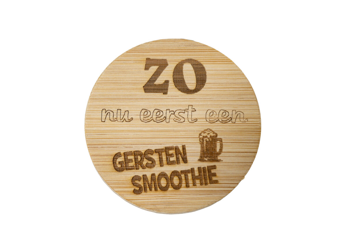 Houten bieropener met gravure – Persoonlijk cadeau | De Meesterbrander Ronde houten bieropener met gegraveerde tekst, Gerstensmoothie gemaakt van bamboe met metalen onderzijde. Ambachtelijk gegraveerd door De Meesterbrander.