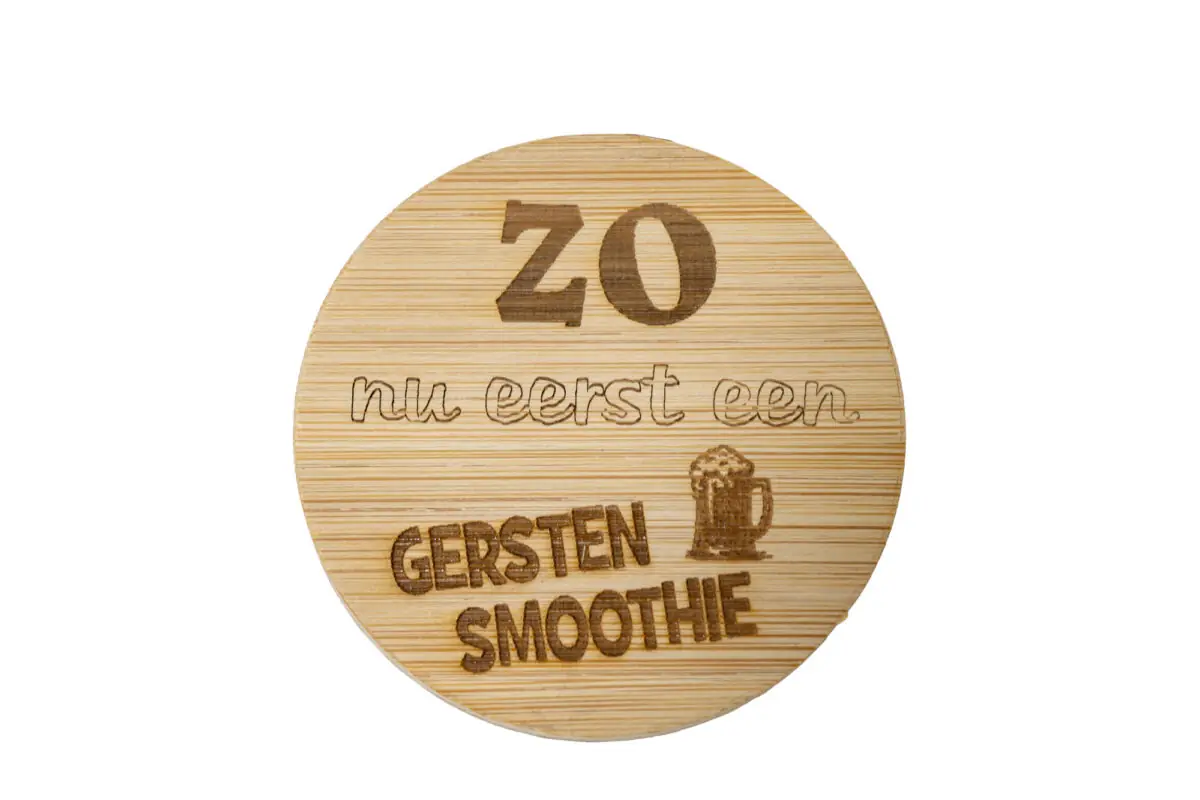Ronde houten bieropener met gegraveerde tekst, Gerstensmoothie gemaakt van bamboe met metalen onderzijde. Ambachtelijk gegraveerd door De Meesterbrander.