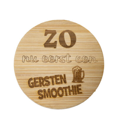 Houten bieropener met gravure – Persoonlijk cadeau | De Meesterbrander Ronde houten bieropener met gegraveerde tekst, Gerstensmoothie gemaakt van bamboe met metalen onderzijde. Ambachtelijk gegraveerd door De Meesterbrander.