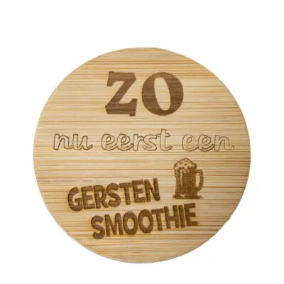 Ronde houten bieropener met gegraveerde tekst, Gerstensmoothie gemaakt van bamboe met metalen onderzijde. Ambachtelijk gegraveerd door De Meesterbrander.