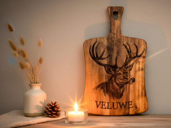 Decoratieplank Veluwe Wildlife – Acacia Hout met Wildgravure (Edelhert, Zwijn, Vos, Ree) – 36x22cm De Brandmeester Decoratieplank · Veluwe Wildlife Edition