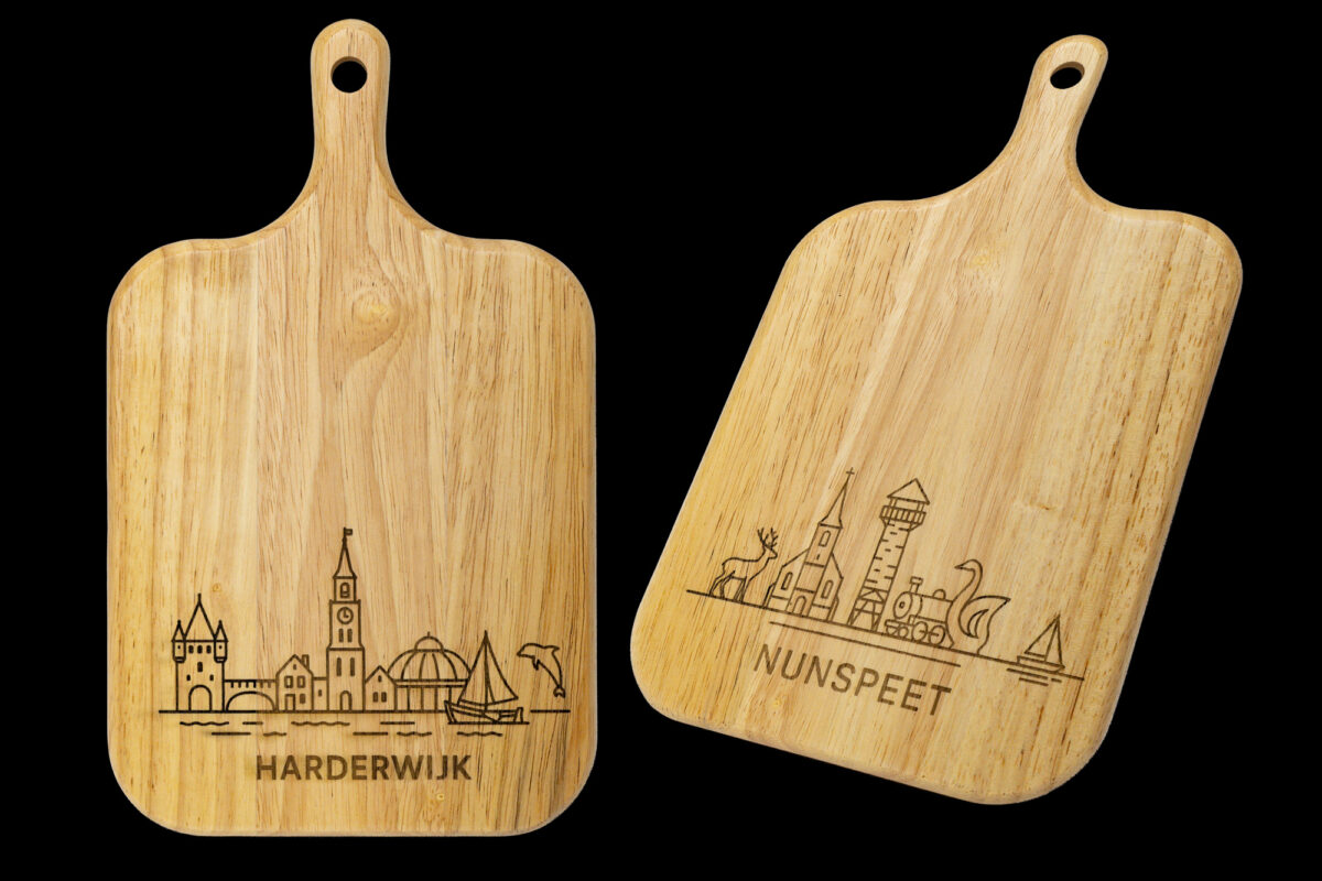 Skyline Serveerplank Harderwijk – Massief Eiken met Lasergravure Eikenhouten serveerplank met gegraveerde skyline , liggend op een houten tafel met kaas, noten en een glas rode wijn.