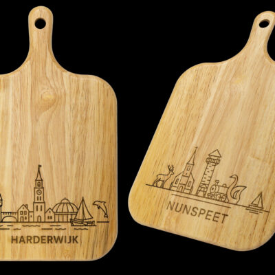 Skyline Serveerplank Harderwijk – Massief Eiken met Lasergravure Eikenhouten serveerplank met gegraveerde skyline , liggend op een houten tafel met kaas, noten en een glas rode wijn.