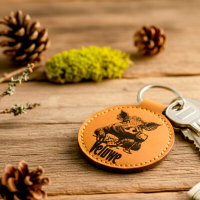 Leren Sleutelhanger – Veluwe Wild Zwijn Gravure Ronde leren sleutelhangers van De Meesterbrander met gegraveerde teksten en afbeeldingen. Diameter 6 cm, met muntvakje aan de achterkant. Personalisatie mogelijk – perfect als cadeau of souvenir.