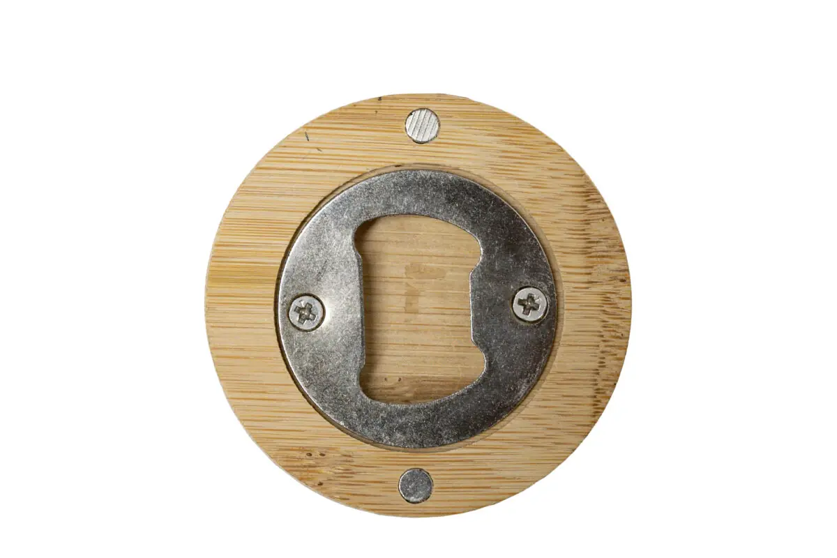 Ronde houten bieropener met gegraveerde tekst, gemaakt van bamboe met metalen onderzijde. Ambachtelijk gegraveerd door De Meesterbrander.