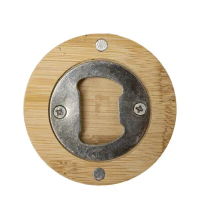 Ronde houten bieropener met gegraveerde tekst, gemaakt van bamboe met metalen onderzijde. Ambachtelijk gegraveerd door De Meesterbrander.