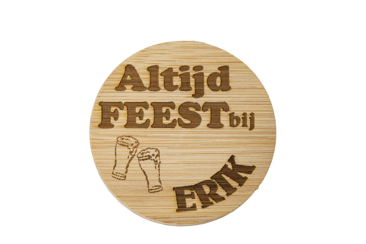 Houten bieropener met gravure – Persoonlijk cadeau | De Meesterbrander Ronde houten bieropener met gegraveerde tekst, ALTIJD FEEST gemaakt van bamboe met metalen onderzijde. Ambachtelijk gegraveerd door De Meesterbrander.