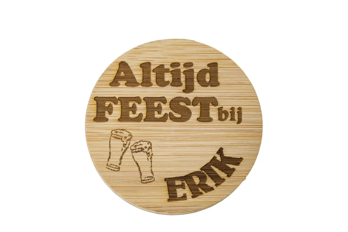 Ronde houten bieropener met gegraveerde tekst, ALTIJD FEEST gemaakt van bamboe met metalen onderzijde. Ambachtelijk gegraveerd door De Meesterbrander.