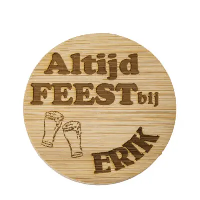 Ronde houten bieropener met gegraveerde tekst, ALTIJD FEEST gemaakt van bamboe met metalen onderzijde. Ambachtelijk gegraveerd door De Meesterbrander.