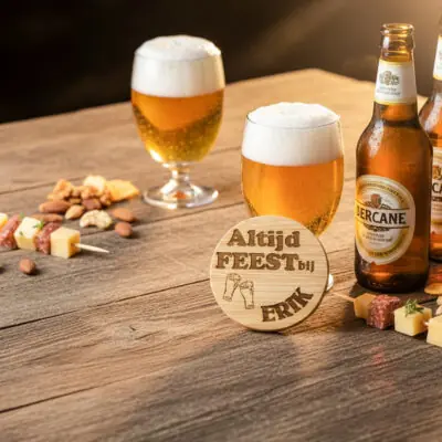 Ronde houten bieropener met gegraveerde tekst, gemaakt van bamboe met metalen onderzijde. Ambachtelijk gegraveerd door De Meesterbrander.