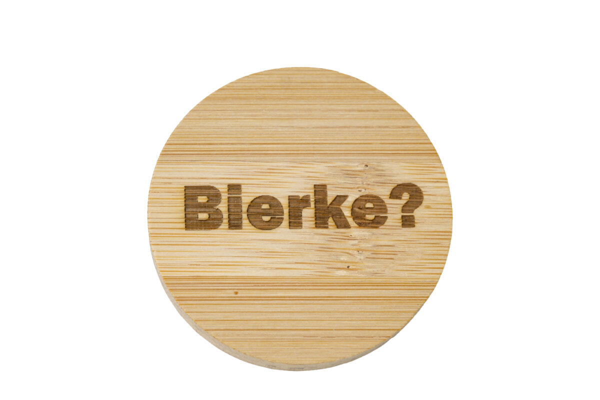 Houten bieropener met gravure – Persoonlijk cadeau | De Meesterbrander Ronde houten bieropener met gegraveerde tekst, BIERKE, gemaakt van bamboe met metalen onderzijde. Ambachtelijk gegraveerd door De Meesterbrander.