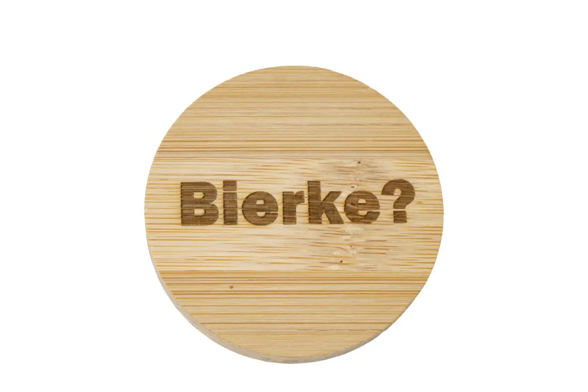 Ronde houten bieropener met gegraveerde tekst, BIERKE, gemaakt van bamboe met metalen onderzijde. Ambachtelijk gegraveerd door De Meesterbrander.