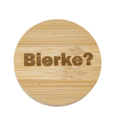 Ronde houten bieropener met gegraveerde tekst, BIERKE, gemaakt van bamboe met metalen onderzijde. Ambachtelijk gegraveerd door De Meesterbrander.