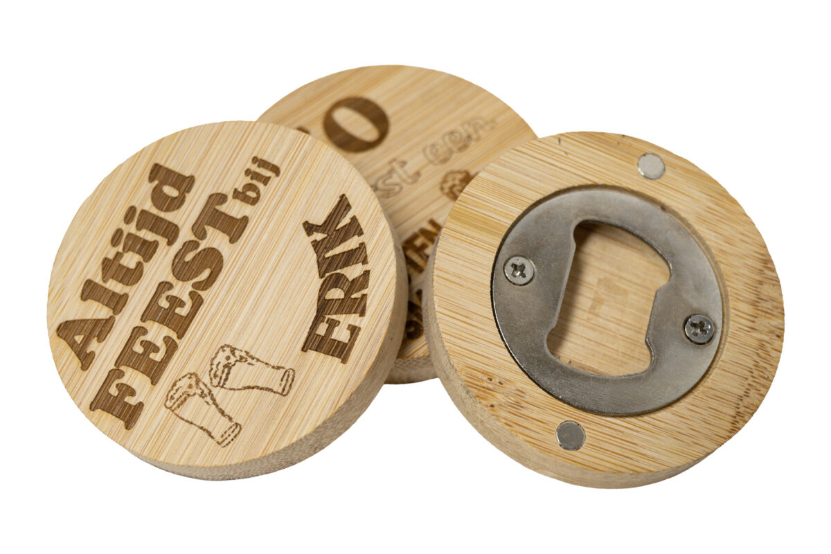 Houten bieropener met gravure – Persoonlijk cadeau | De Meesterbrander Ronde houten bieropener met gegraveerde tekst, gemaakt van bamboe met metalen onderzijde. Ambachtelijk gegraveerd door De Meesterbrander.