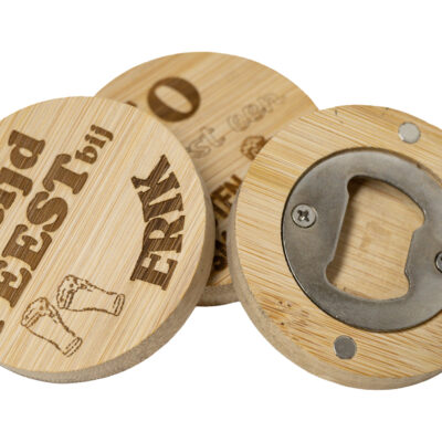 Houten bieropener met gravure – Persoonlijk cadeau | De Meesterbrander Ronde houten bieropener met gegraveerde tekst, gemaakt van bamboe met metalen onderzijde. Ambachtelijk gegraveerd door De Meesterbrander.