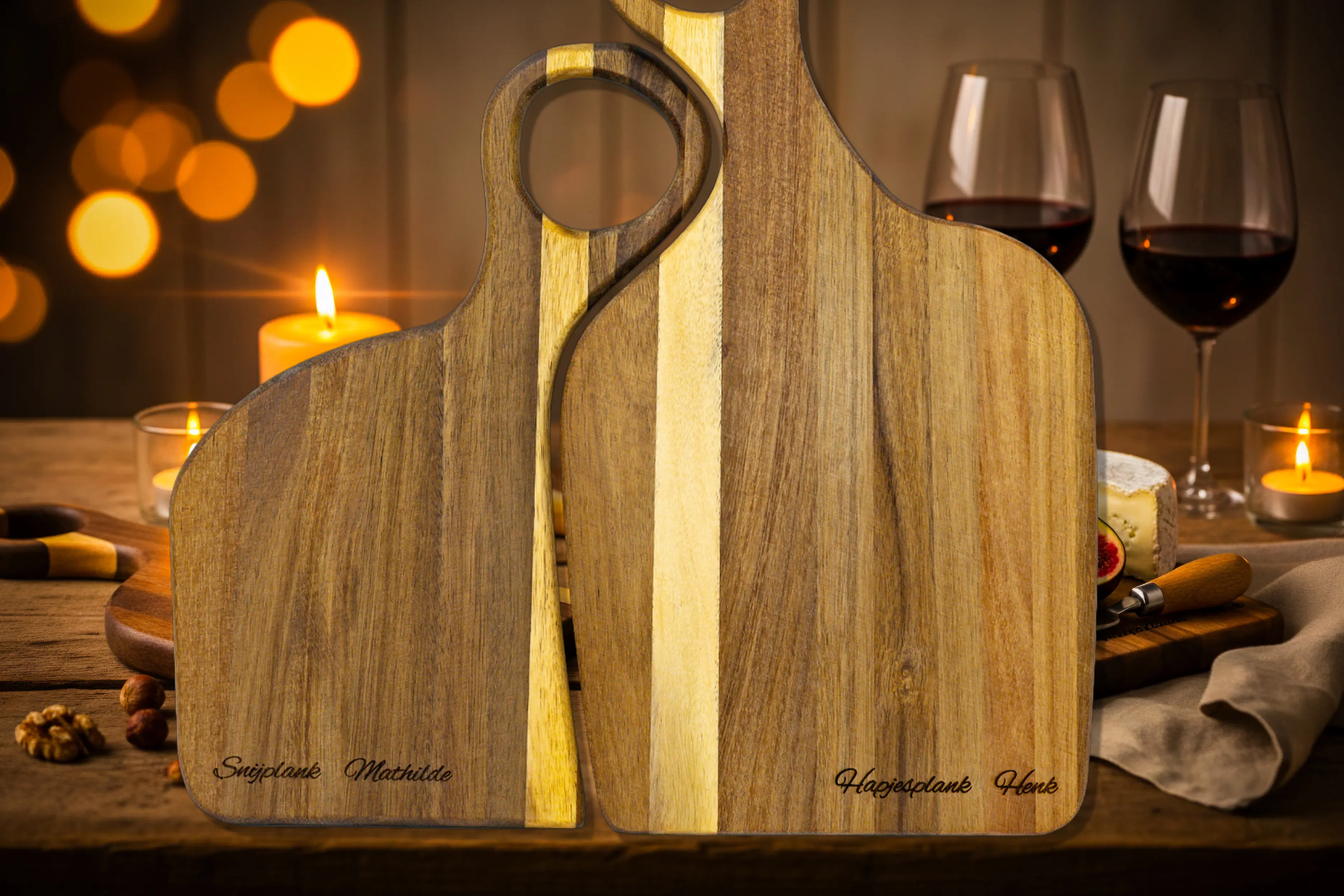 Duo walnoothouten planken set (klein & groot) met gepersonaliseerde gravure. Twee perfect aansluitende planken, warm verlicht in De Brandmeester-stijl.