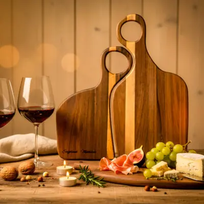 Duo walnoothouten planken set (klein & groot) met gepersonaliseerde gravure. Twee perfect aansluitende planken, warm verlicht in De Brandmeester-stijl.