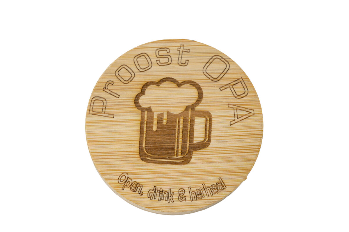 Houten bieropener met gravure – Persoonlijk cadeau | De Meesterbrander Ronde houten bieropener met gegraveerde tekst, PROOST OPA gemaakt van bamboe met metalen onderzijde. Ambachtelijk gegraveerd door De Meesterbrander.
