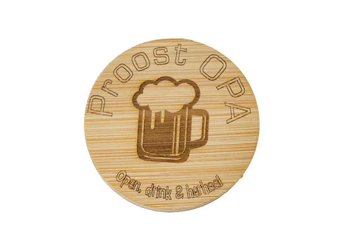 Ronde houten bieropener met gegraveerde tekst, PROOST OPA gemaakt van bamboe met metalen onderzijde. Ambachtelijk gegraveerd door De Meesterbrander.