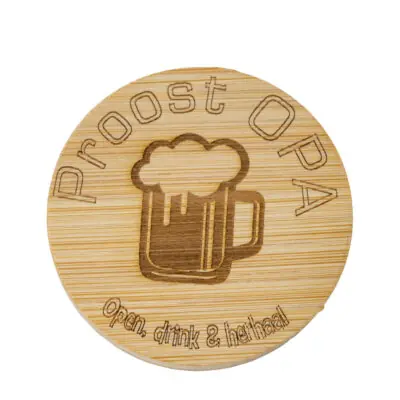 Ronde houten bieropener met gegraveerde tekst, PROOST OPA gemaakt van bamboe met metalen onderzijde. Ambachtelijk gegraveerd door De Meesterbrander.