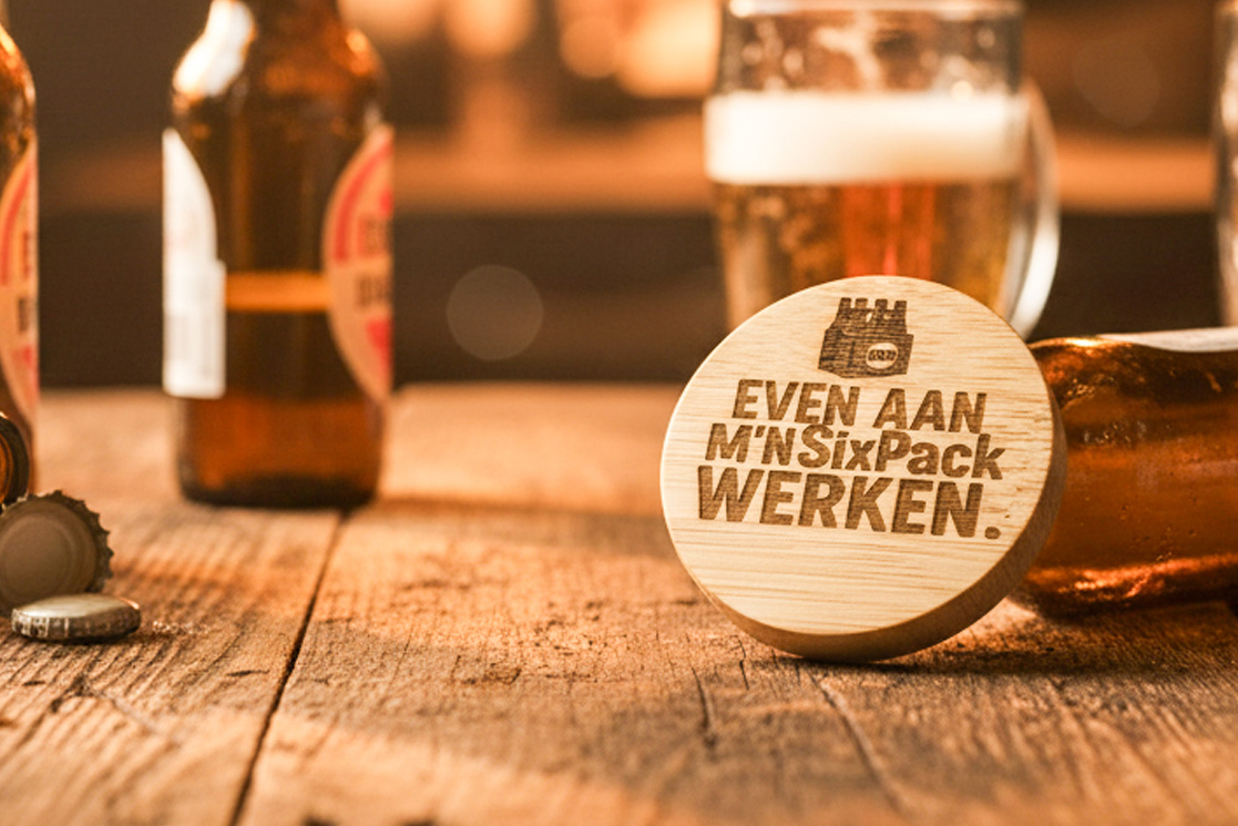 ronde flessenopeners Meesterbrander jpg Ronde houten bieropener met gegraveerde tekst , gemaakt van bamboe met metalen onderzijde. Ambachtelijk gegraveerd door De Meesterbrander.
